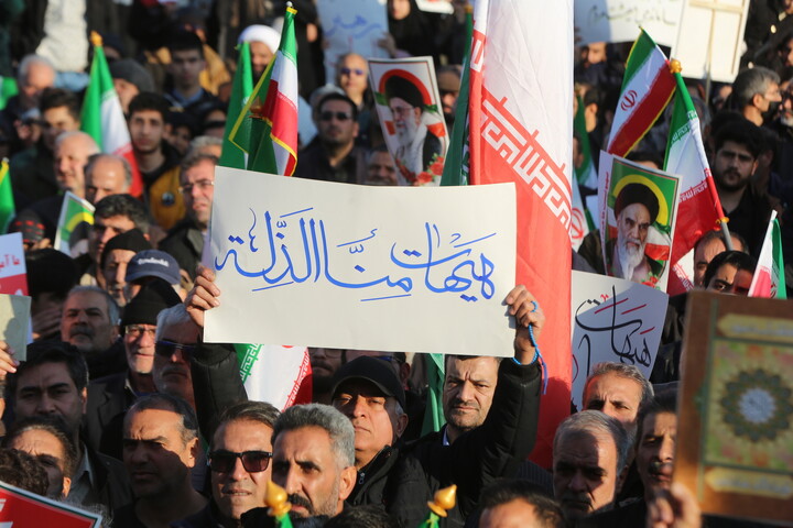 تصاویر / تجمع بزرگ مردمی و تشییع باشکوه لاله‌های خونین امنیت در اصفهان