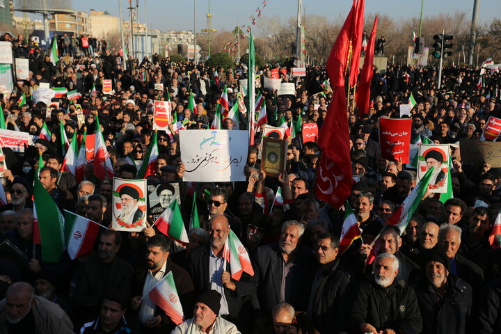 تصاویر / تجمع بزرگ مردمی و تشییع باشکوه لاله‌های خونین امنیت در اصفهان