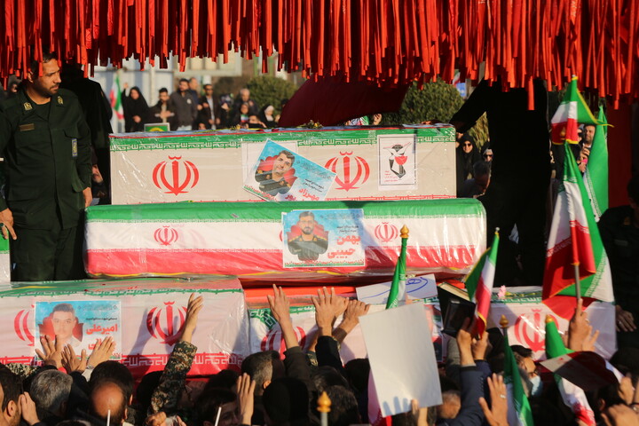 تصاویر / تجمع بزرگ مردمی و تشییع باشکوه لاله‌های خونین امنیت در اصفهان