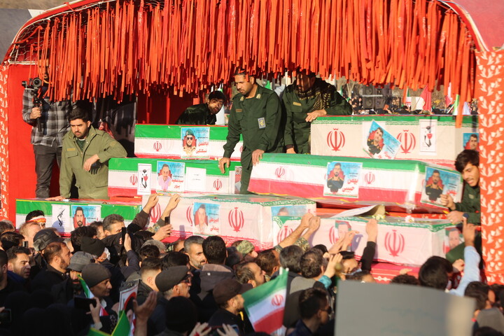 تصاویر / تجمع بزرگ مردمی و تشییع باشکوه لاله‌های خونین امنیت در اصفهان