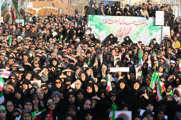 تصاویر / تجمع بزرگ مردمی و تشییع باشکوه لاله‌های خونین امنیت در اصفهان