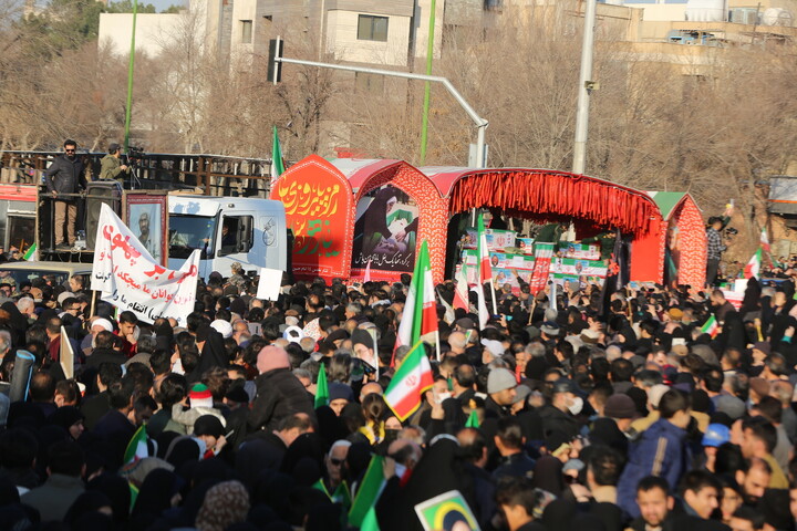 تصاویر / تجمع بزرگ مردمی و تشییع باشکوه لاله‌های خونین امنیت در اصفهان