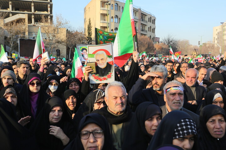 تصاویر / تجمع بزرگ مردمی و تشییع باشکوه لاله‌های خونین امنیت در اصفهان