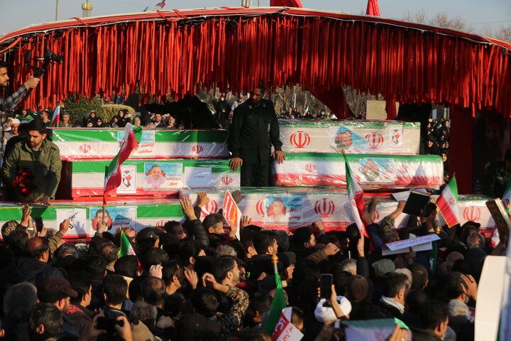 تصاویر / تجمع بزرگ مردمی و تشییع باشکوه لاله‌های خونین امنیت در اصفهان