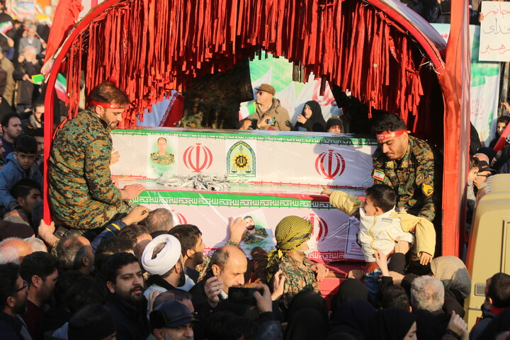 تصاویر / تجمع بزرگ مردمی و تشییع باشکوه لاله‌های خونین امنیت در اصفهان