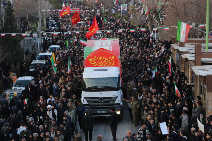 تصاویر / تجمع بزرگ مردمی و تشییع باشکوه لاله‌های خونین امنیت در اصفهان