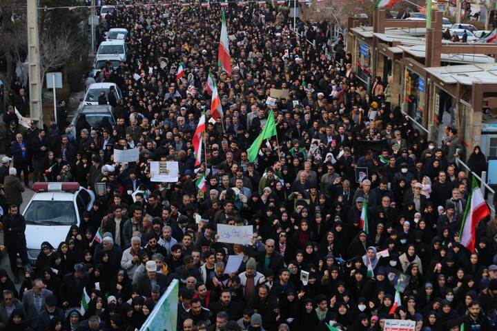 تصاویر / تجمع بزرگ مردمی و تشییع باشکوه لاله‌های خونین امنیت در اصفهان