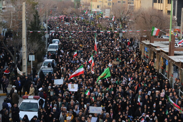 تصاویر / تجمع بزرگ مردمی و تشییع باشکوه لاله‌های خونین امنیت در اصفهان