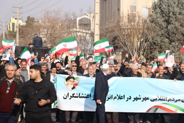 قیام  مردم مهرشهر کرج علیه اغتشاشگران