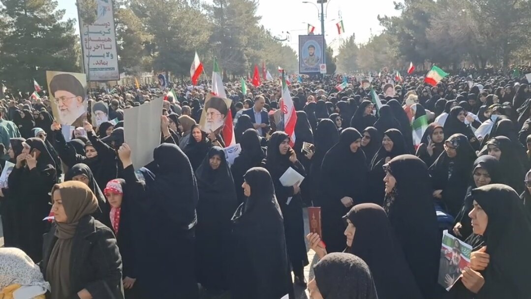 فیلم| خروش مردم کرمان در پاسخ به اغتشاشگران