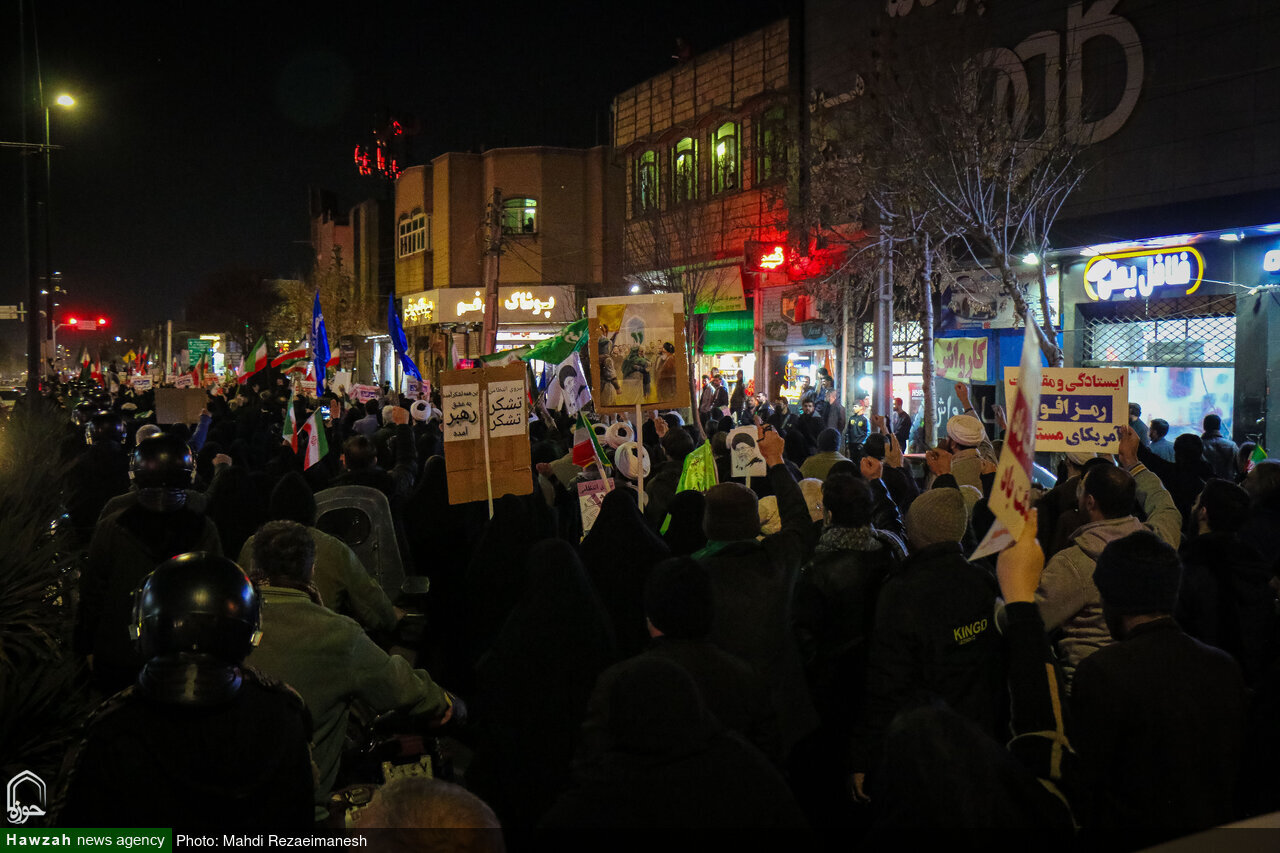 استنفار شعبي في قم.. مسيرة بالأكفان ضد الفوضى ودعماً للثورة + صور