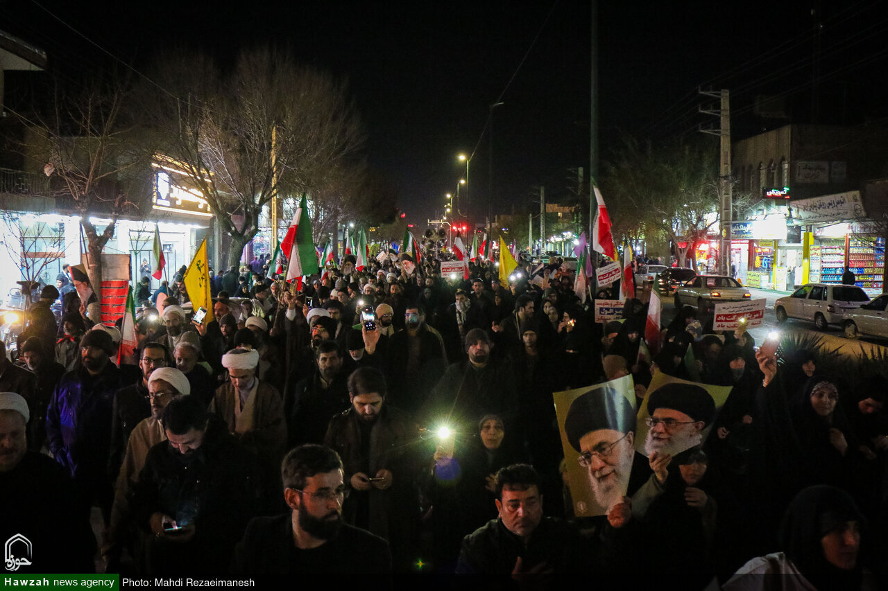 استنفار شعبي في قم.. مسيرة بالأكفان ضد الفوضى ودعماً للثورة + صور