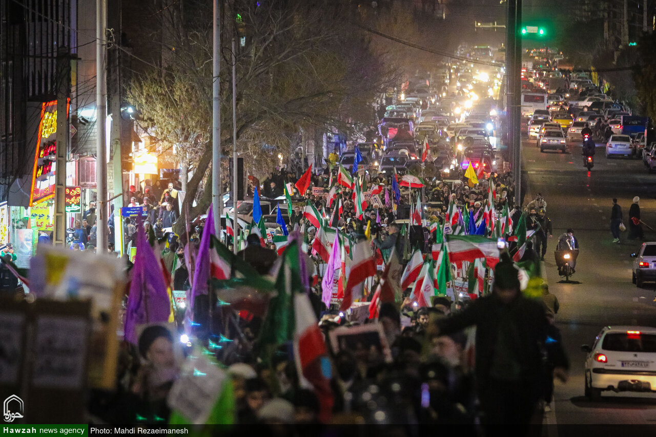 استنفار شعبي في قم.. مسيرة بالأكفان ضد الفوضى ودعماً للثورة + صور