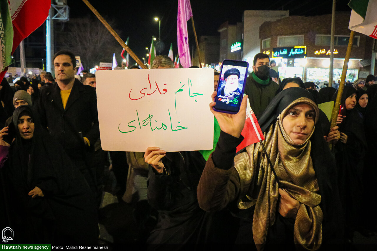 استنفار شعبي في قم.. مسيرة بالأكفان ضد الفوضى ودعماً للثورة + صور