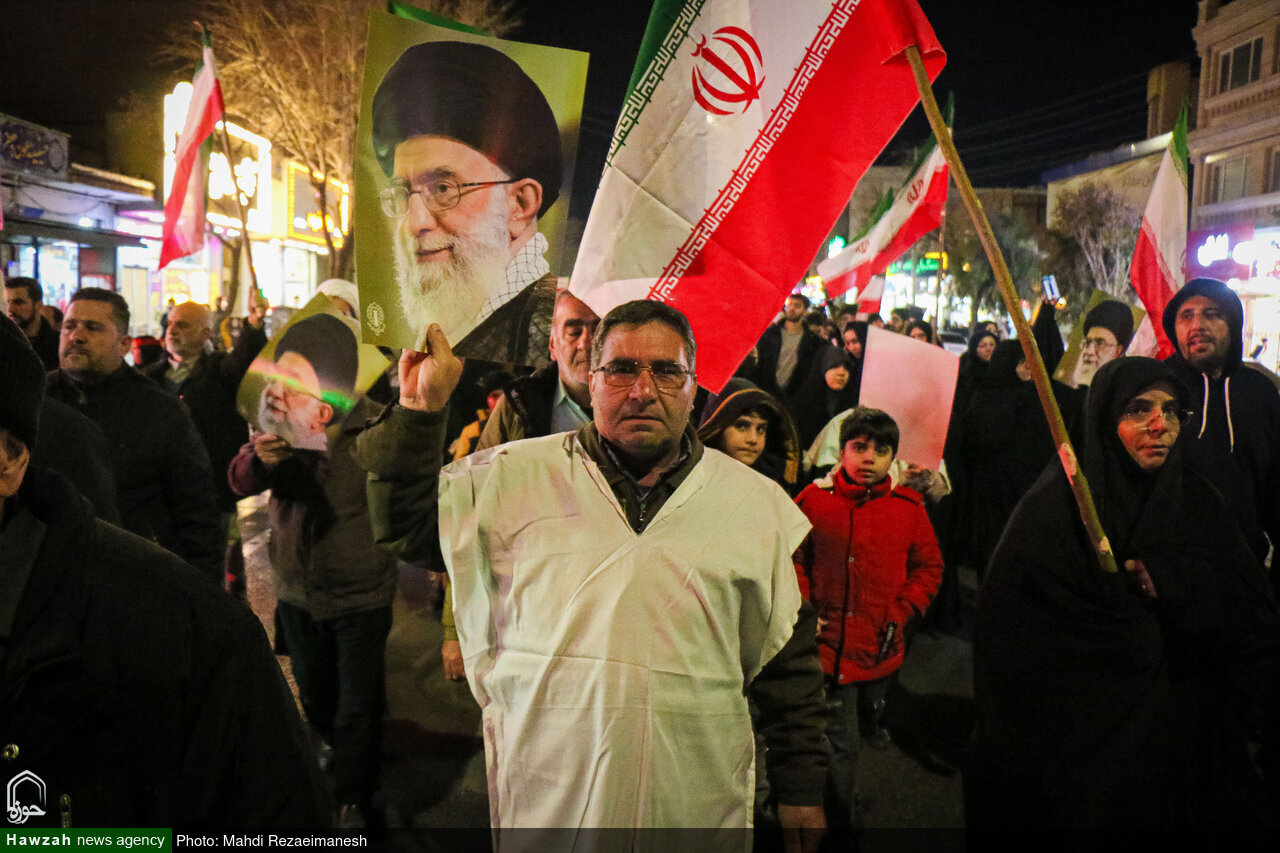 استنفار شعبي في قم.. مسيرة بالأكفان ضد الفوضى ودعماً للثورة + صور