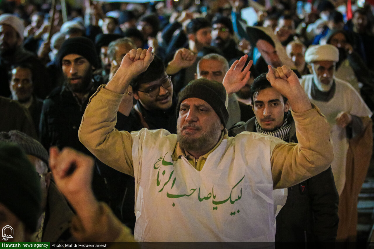 استنفار شعبي في قم.. مسيرة بالأكفان ضد الفوضى ودعماً للثورة + صور