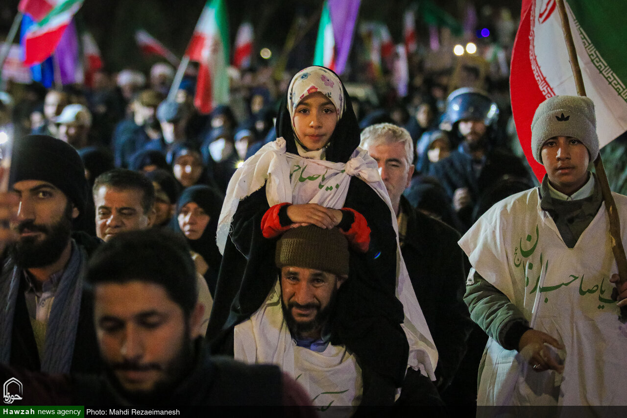 استنفار شعبي في قم.. مسيرة بالأكفان ضد الفوضى ودعماً للثورة + صور