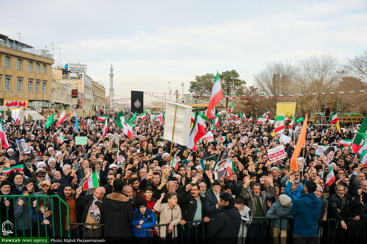 تصاویر/ حماسه آفرینی مردم قم در یوم الله ۲۲ دی