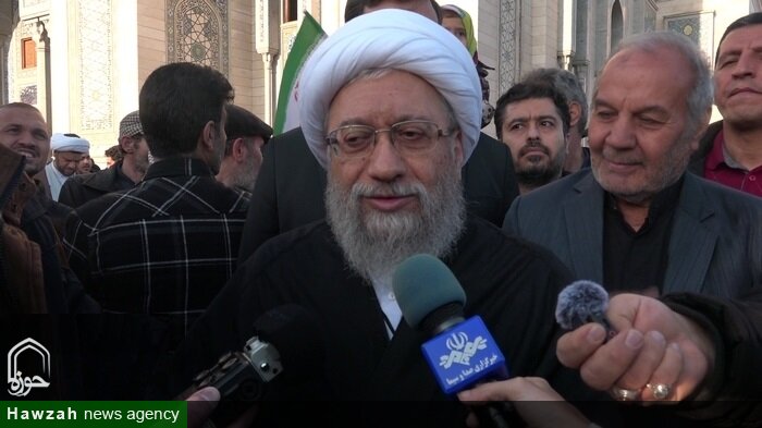 مردم در راه دفاع از انقلاب و وفاداری به رهبرشان ثابت قدم و استوارند