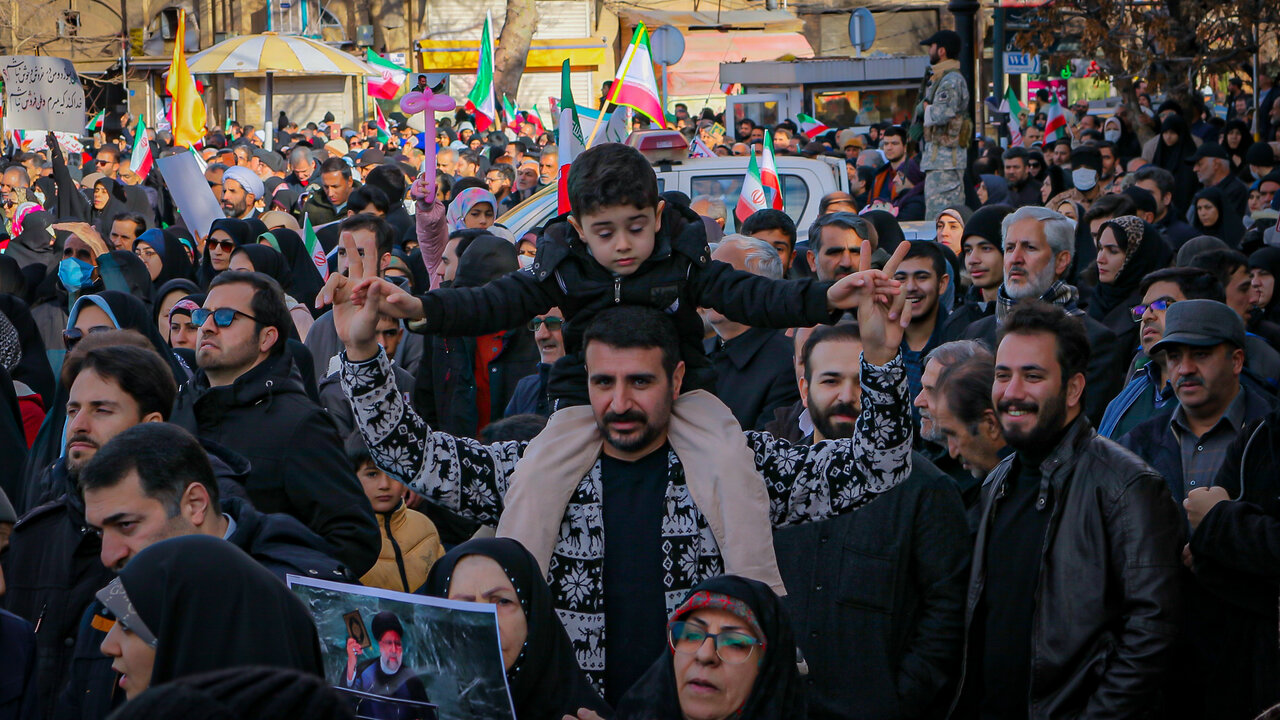 ایران میں حالیہ دہشتگردانہ کارروائیوں کی مذمت اور رہبر و نظام اسلامی سے عقیدت کے اظہار کے لئے احتجاجی ریلیاں / عوام نے اپنے اتحاد سے کئی ریکارڈ بنا دئے