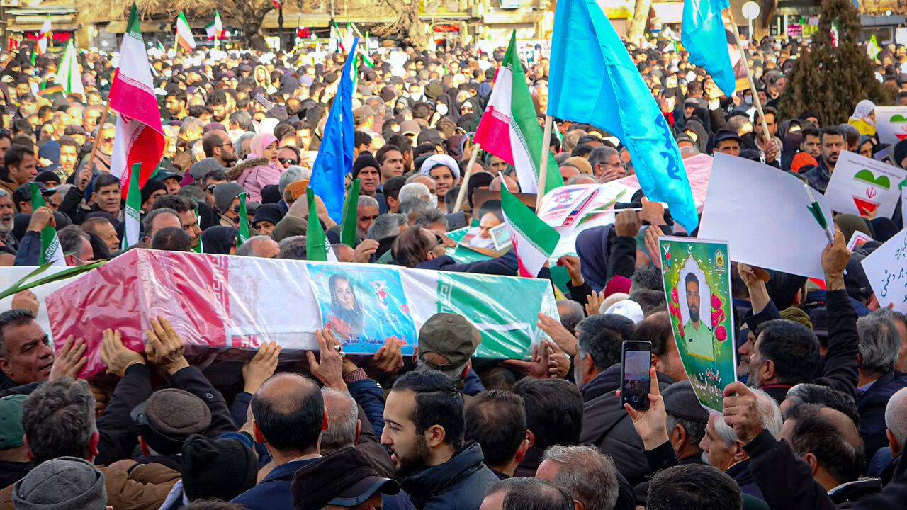 ایران میں حالیہ دہشتگردانہ کارروائیوں کی مذمت اور رہبر و نظام اسلامی سے عقیدت کے اظہار کے لئے احتجاجی ریلیاں / عوام نے اپنے اتحاد سے کئی ریکارڈ بنا دئے