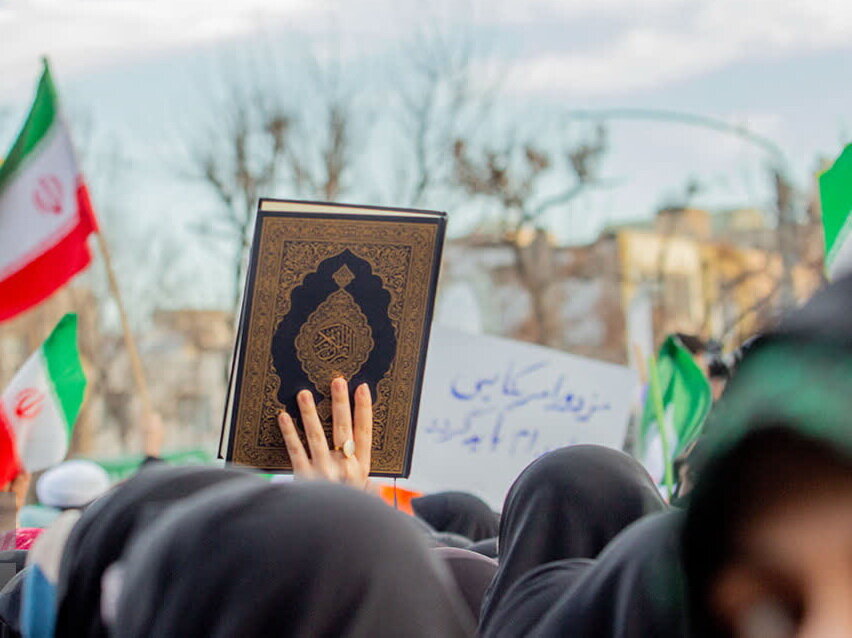 قرآن، پرچم ایران و تصاویر رهبر معظم انقلاب نمادهای شاخص ملت متحد ایران در تجمعات سراسری/ تأکید حوزویان بر جانفشانی در دفاع از ولایت