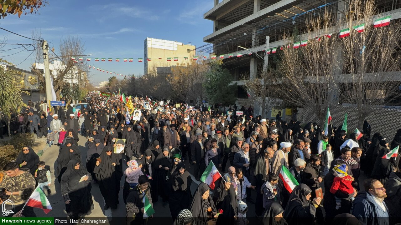 فیلم | حضور حماسی مردم قم علیه تروریست‌های مسلح