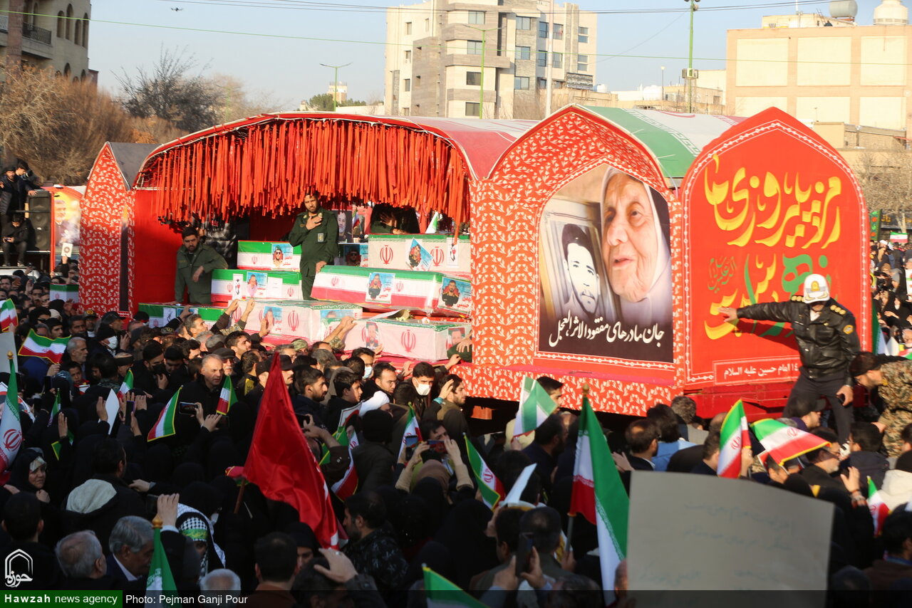 تصاویر / تجمع بزرگ مردمی و تشییع باشکوه لاله‌های خونین امنیت در اصفهان