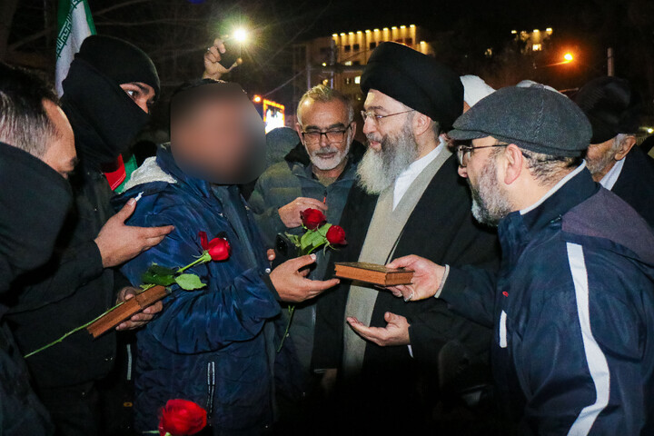 تصاویر/ اجتماع شبانه مردم انقلابی در محکومیت اقدامات تروریست های مسلح