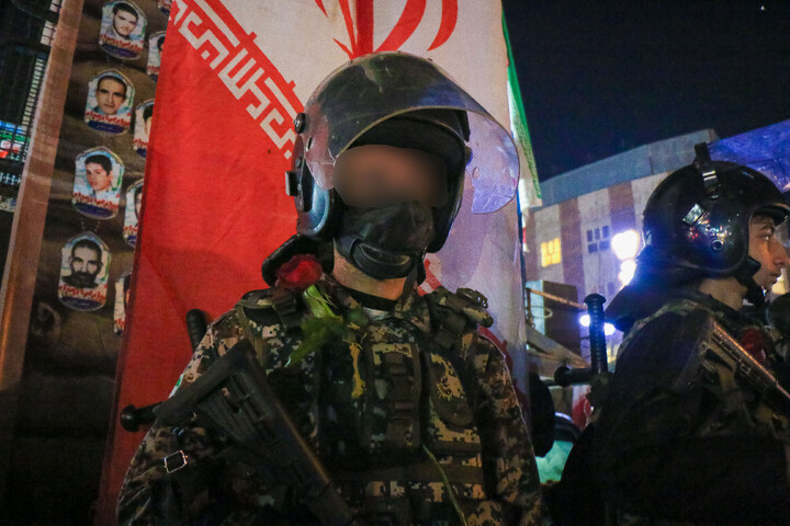 تصاویر/ اجتماع شبانه مردم انقلابی در محکومیت اقدامات تروریست های مسلح