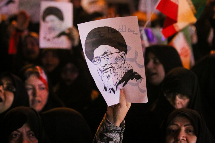 تصاویر/ اجتماع شبانه مردم انقلابی در محکومیت اقدامات تروریست های مسلح