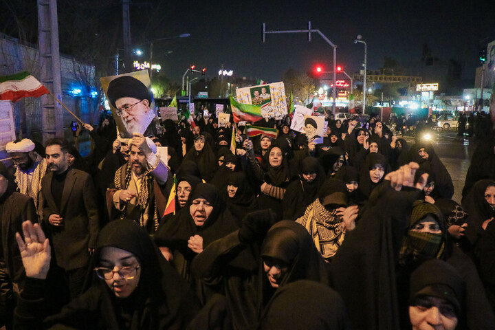 تصاویر/ اجتماع شبانه مردم انقلابی در محکومیت اقدامات تروریست های مسلح