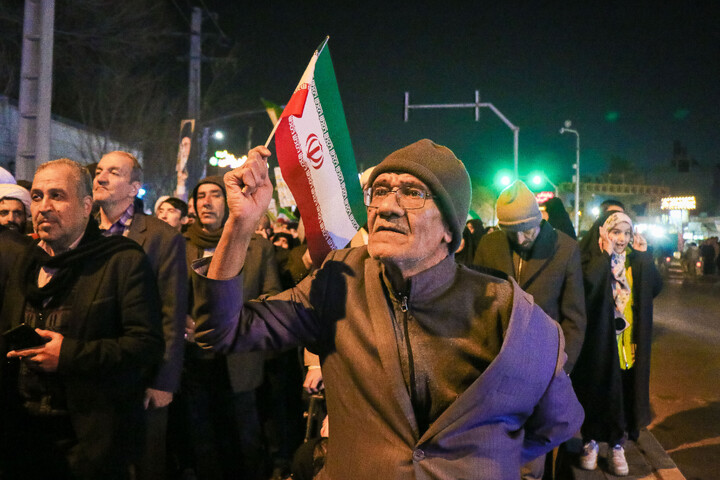 تصاویر/ اجتماع شبانه مردم انقلابی در محکومیت اقدامات تروریست های مسلح