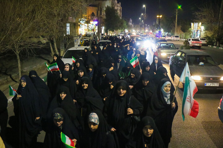 تصاویر/ اجتماع شبانه مردم انقلابی در محکومیت اقدامات تروریست های مسلح