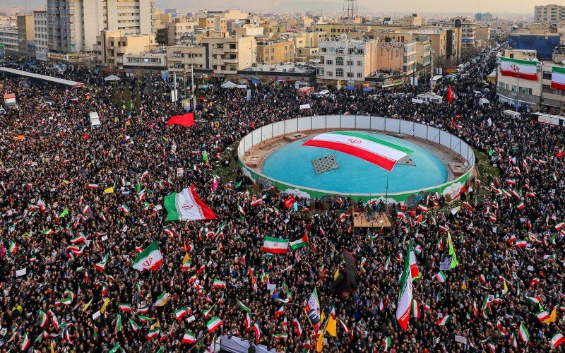 قائد الثورة في رسالة للشعب الإيراني: لقد صنعتم اليوم يوماً تاريخياً