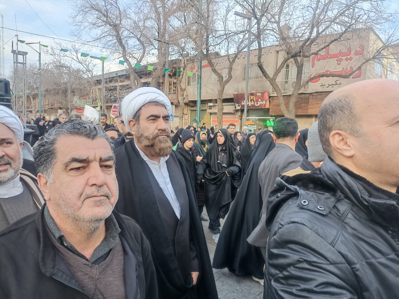 شهدا مایه عزت و آبرو و حیات و زندگی ما هستند