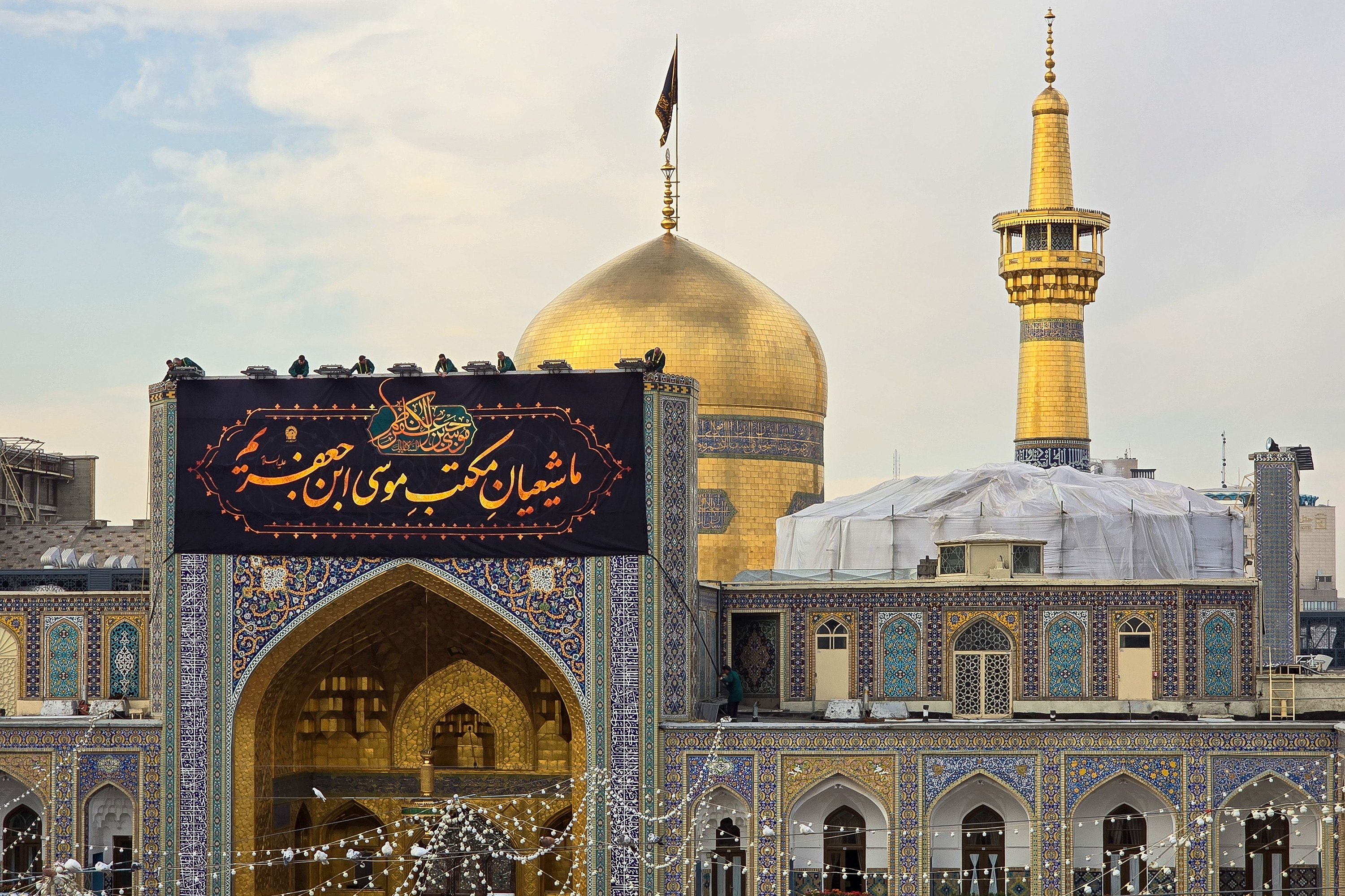 صور/ العتبة الرضوية تتشح بالسواد إحياءً لذكرى استشهاد الإمام الكاظم (عليه السلام)