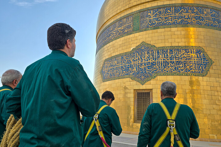 العتبة الرضوية تتشح بالسواد إحياءً لذكرى استشهاد الإمام الكاظم (عليه السلام)