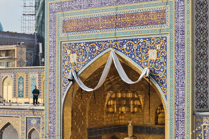 العتبة الرضوية تتشح بالسواد إحياءً لذكرى استشهاد الإمام الكاظم (عليه السلام)