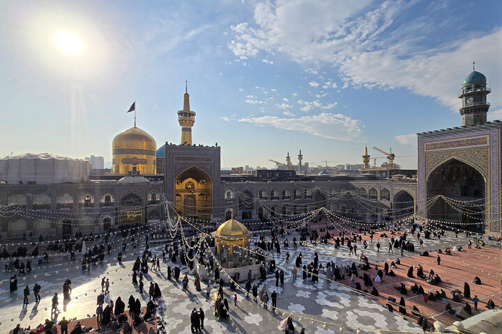 العتبة الرضوية تتشح بالسواد إحياءً لذكرى استشهاد الإمام الكاظم (عليه السلام)