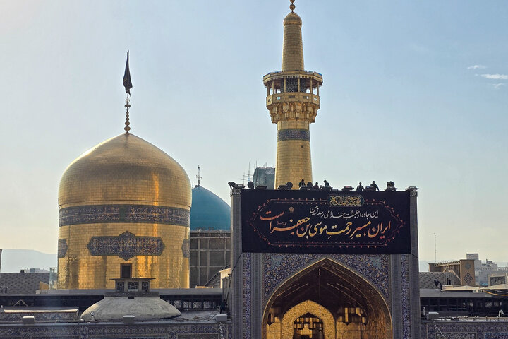 العتبة الرضوية تتشح بالسواد إحياءً لذكرى استشهاد الإمام الكاظم (عليه السلام)