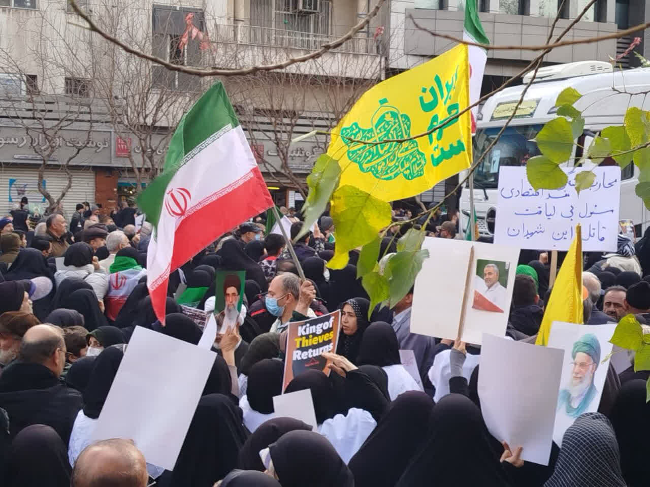 تہران؛ سینکڑوں شہداء کی تشییع جنازہ/عوام کا شہداء اور رہبرِ معظم سے تجدید عہد