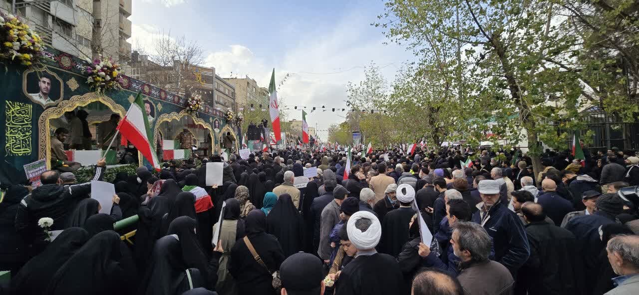 تہران؛ سینکڑوں شہداء کی تشییع جنازہ/عوام کا شہداء اور رہبرِ معظم سے تجدید عہد