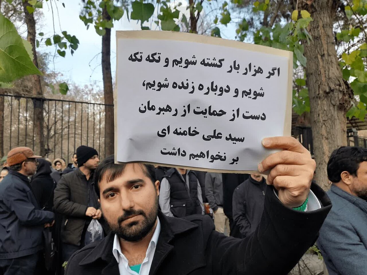 تہران؛ سینکڑوں شہداء کی تشییع جنازہ/عوام کا شہداء اور رہبرِ معظم سے تجدید عہد