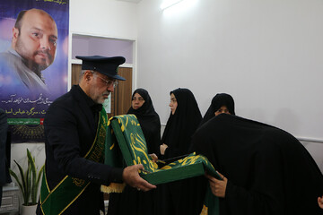 ادای احترام خادمان حرم حضرت فاطمه معصومه(س) به خانواده شهید اسدی+ تصاویر