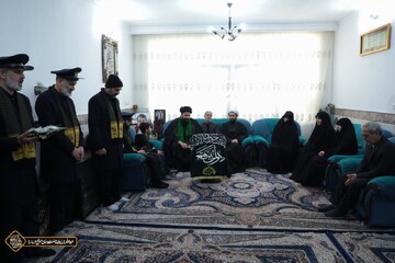 تکریم خانواده شهید سعید کریمی با حضور خادمین حرم حضرت موسی مبرقع(ع) و اهالی رسانه