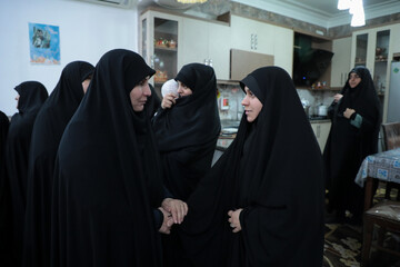 تصاویر/ تکریم خانواده شهیدان مدافع حرم با حضور خادمین حرم حضرت موسی مبرقع(ع)و اهالی رسانه