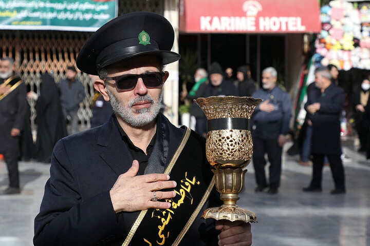 تصاویر/ دسته عزای خادمان و زائران حرم بانوی کرامت در سالروز شهادت امام موسی کاظم(ع)