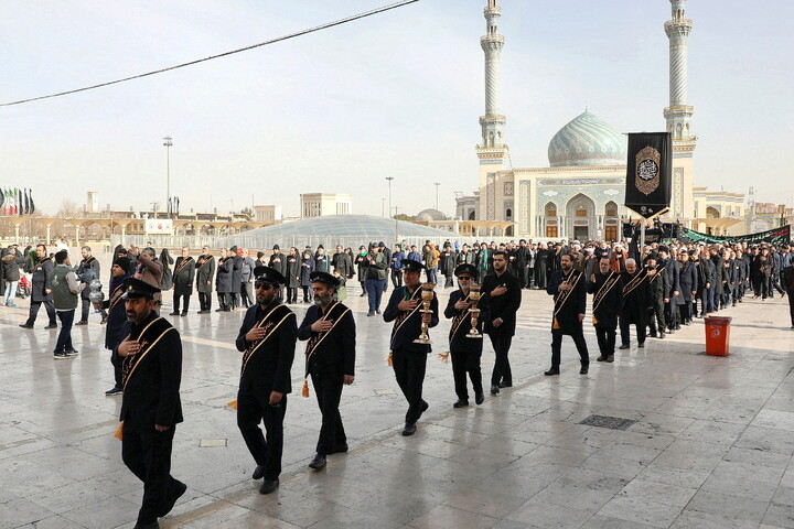 تصاویر/ دسته عزای خادمان و زائران حرم بانوی کرامت در سالروز شهادت امام موسی کاظم(ع)