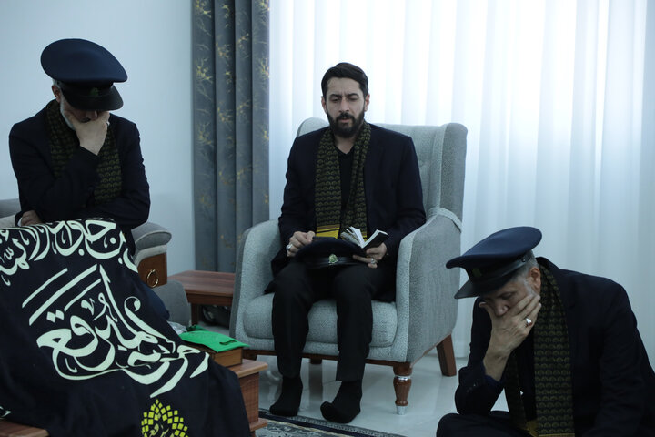 تصاویر/ تکریم خانواده شهیدان مدافع حرم با حضور خادمین حرم حضرت موسی مبرقع(ع)و اهالی رسانه